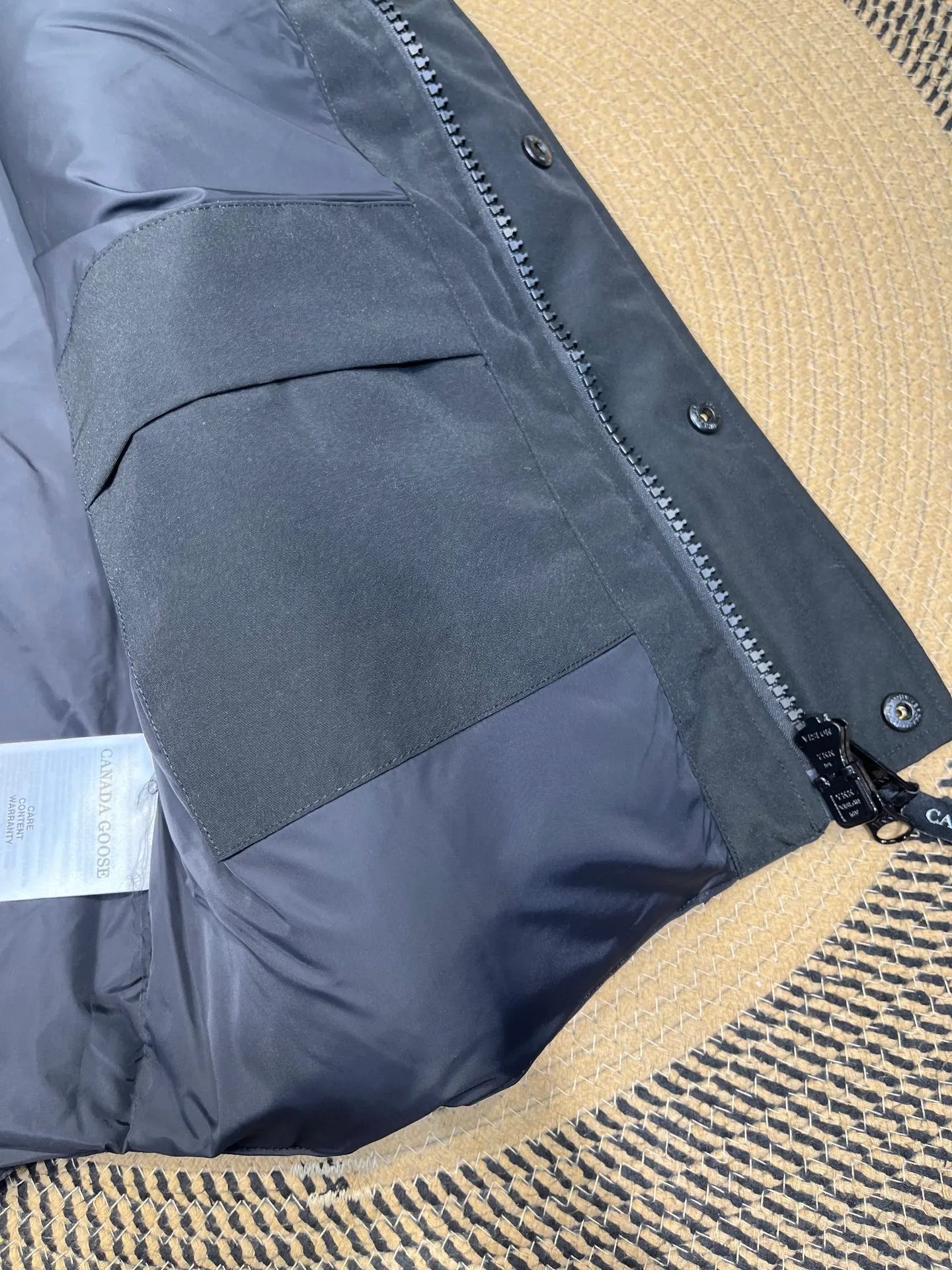 P380 🇨🇦Canada Goose""🇨🇦🌟 Garson down vest has always been recognized as the warmest down jacket. Various Instagram celebrities, Internet celebrities, and celebrities often wear it for street photos. I make Canada Goose every year, but I still can't get rid of my love for it. No matter how cold the days are, there is no need to be afraid, because there is! Filled with 90% white duck down, it is the legendary warmest down jacket and is known as a must-have for Arctic outdoor sports! The most popular down jacket in the world, celebrities are rushing to buy it, it is a must-have!  Size: XS to 2XL